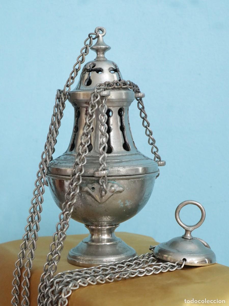 Antig&uuml;edades: Incensario elaborado en bronce plateado de estilo g&oacute;tico. Pps. S. XX.