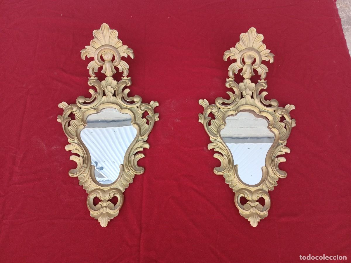 Antig&uuml;edades: Dos cornucopias antiguas doradas.