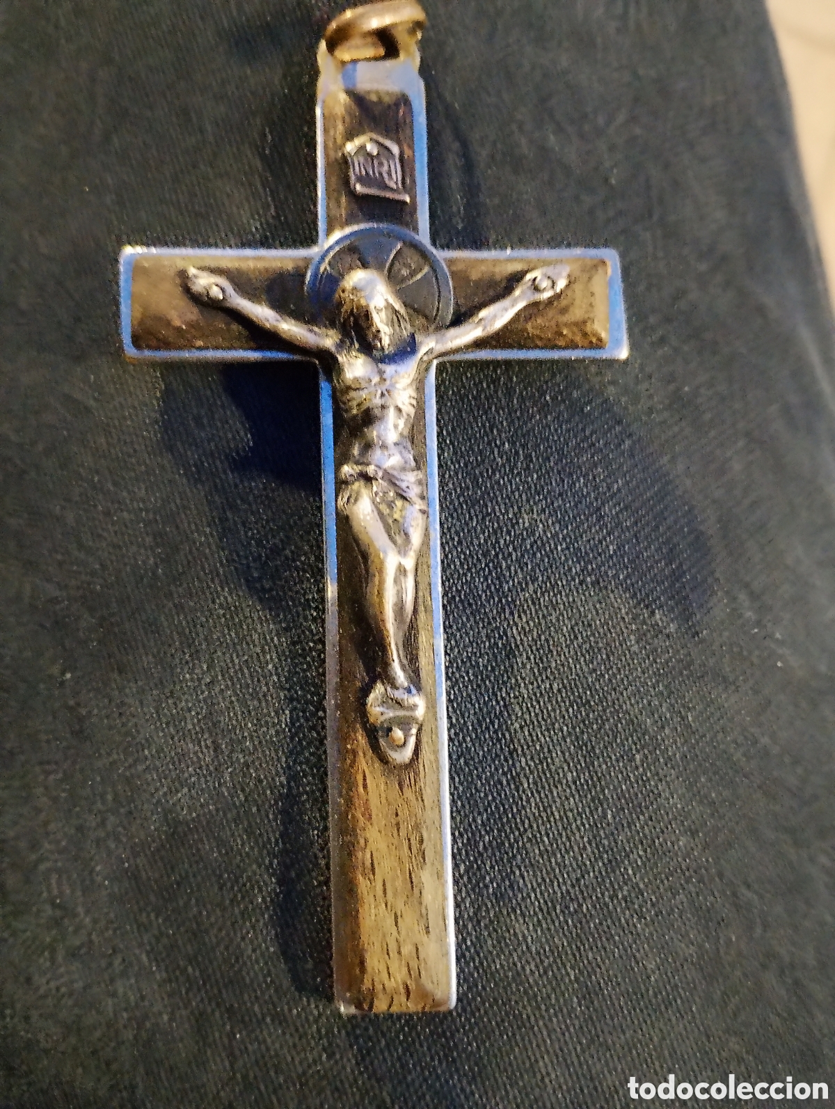 Antig&uuml;edades: Antiguo crucifijo pectoral de madera de &eacute;bano negro y bronce plateado