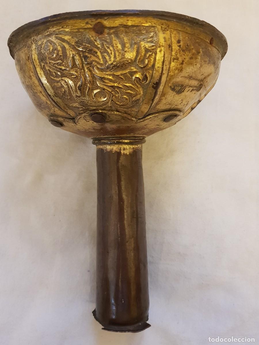Antig&uuml;edades: Base de cruz procesional de bronce dorado. Siglo XIII-XIV