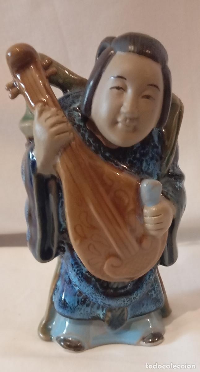 Antig&uuml;edades: Figura porcelana Benten tocando la&uacute;d. Figura de porcelana de Benten, la diosa japonesa de la m&uacute;sica,