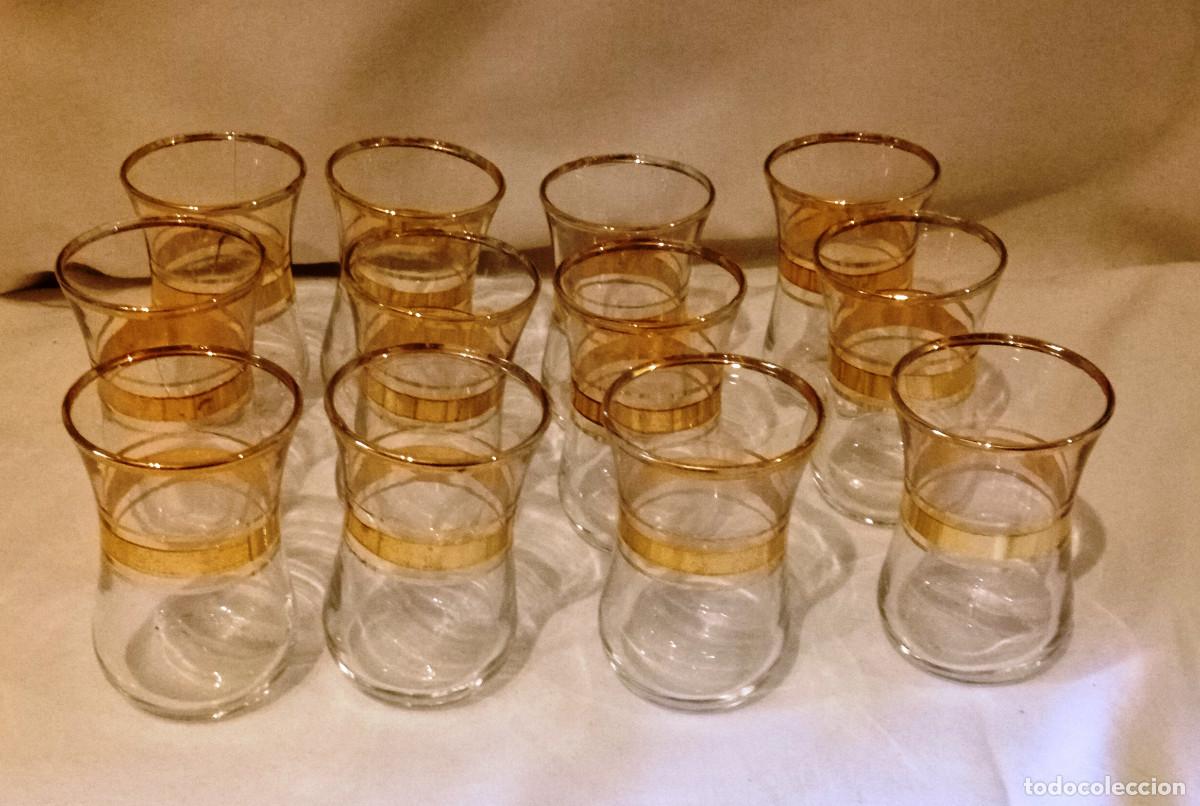 Antig&uuml;edades: Juego 12 Vasos T&eacute; Turcos Vidrio Dorado Conjunto de doce vasos de t&eacute; turcos con un elegante dise&ntilde;o.