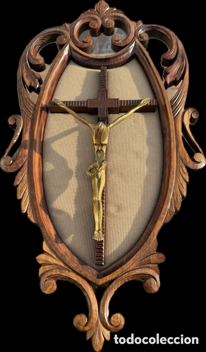 Antig&uuml;edades: Cristo de bronce sobre marco de madera - Foto 1