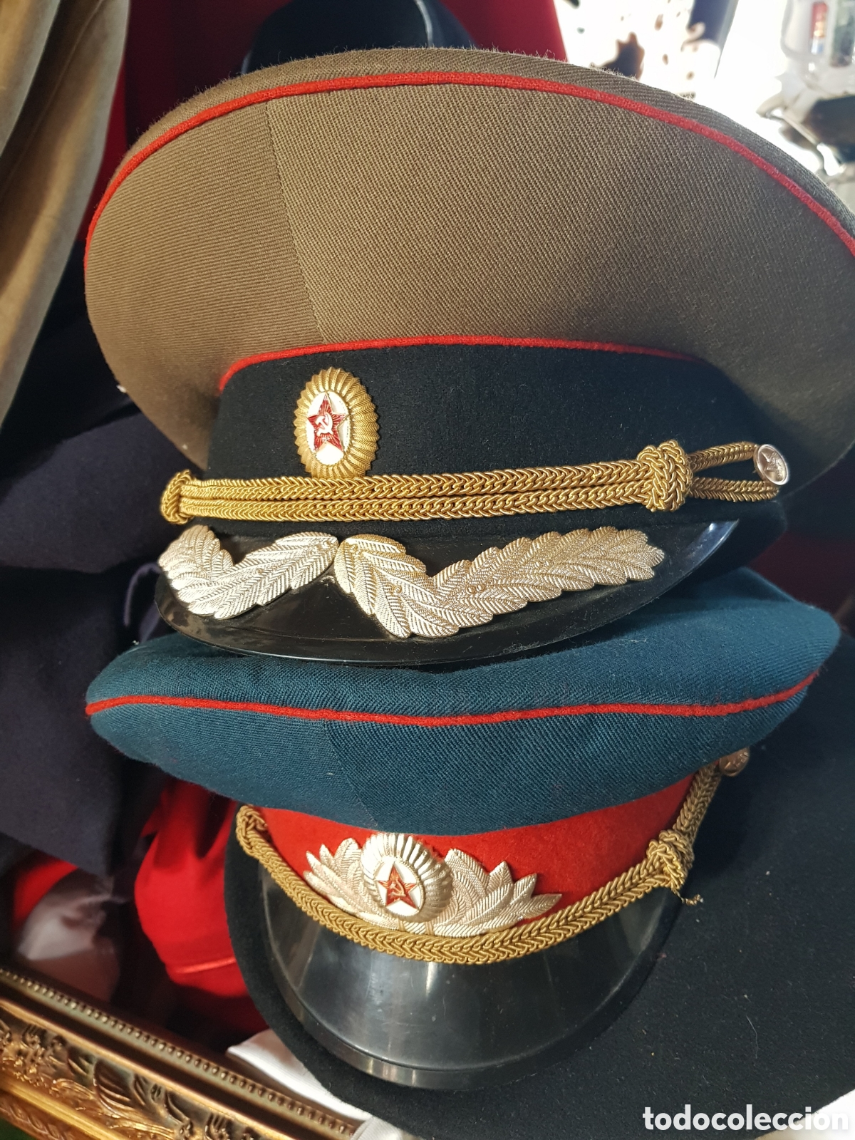 Antig&uuml;edades: LOTE DE 2 ANTIGUAS GORRAS MILITARES RUSAS
