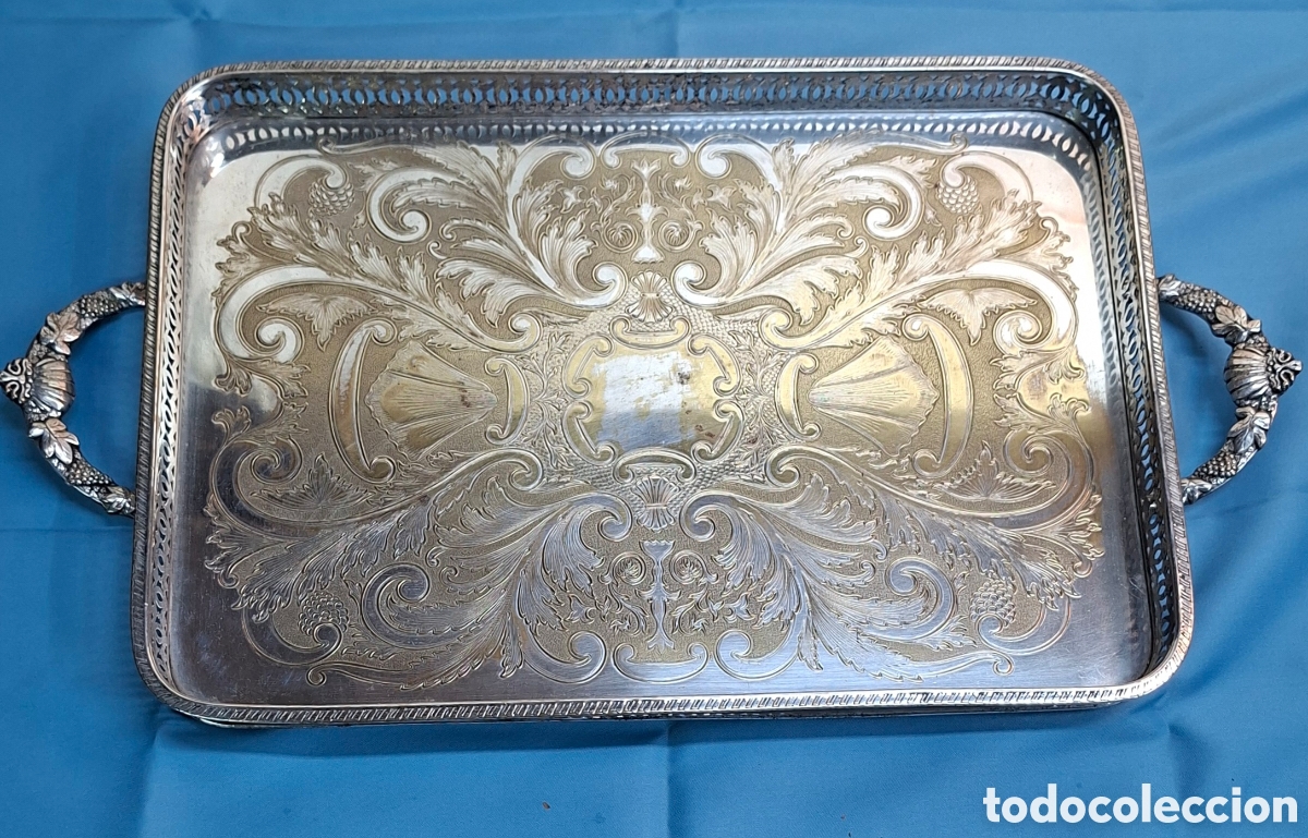 Antig&uuml;edades: Bandeja de metal plateado labrada.