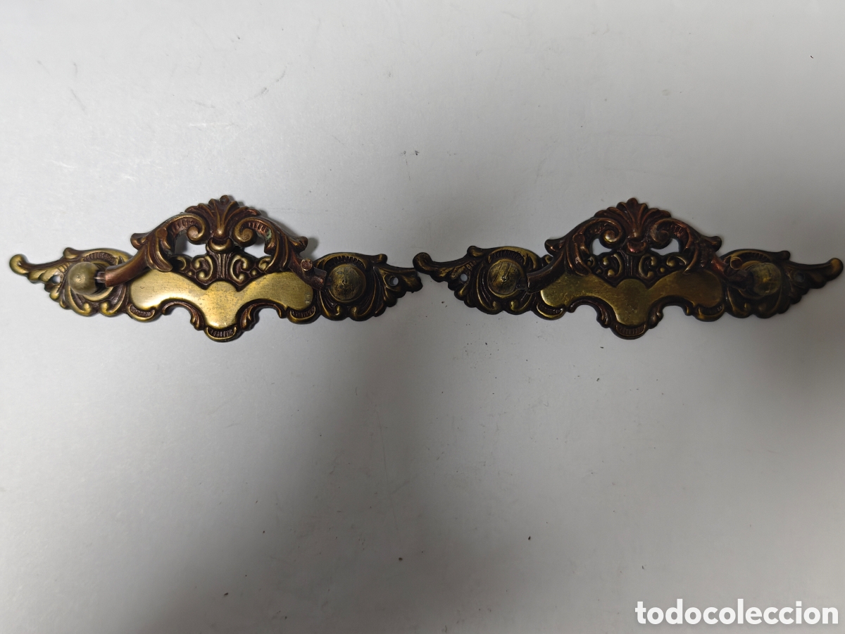 Antig&uuml;edades: Dos tiradores en bronce o lat&oacute;n antiguos