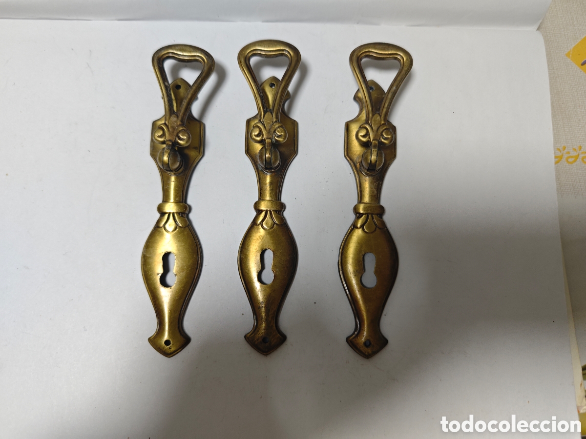 Antig&uuml;edades: Tres tiradores antiguos hechos bronce o metal