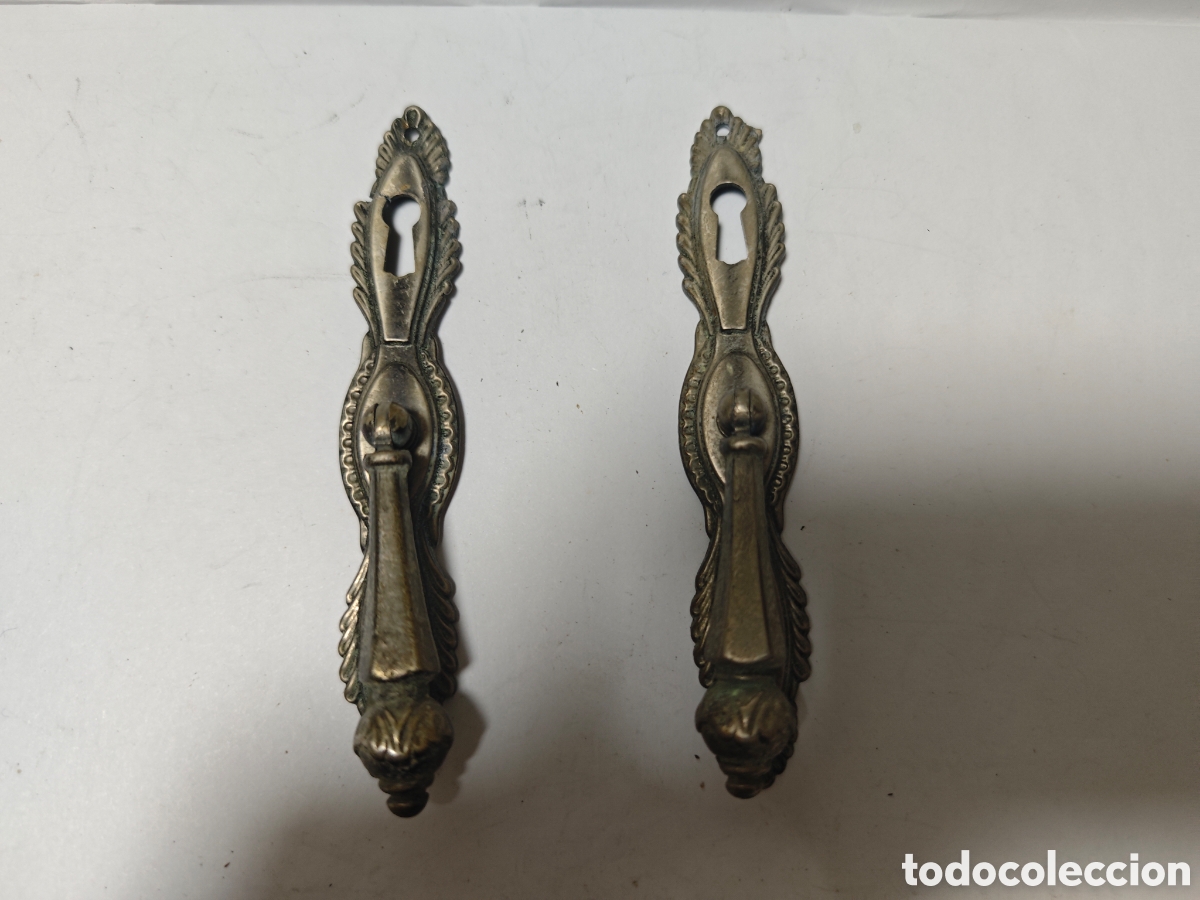 Antig&uuml;edades: Dos tiradores antiguos hechos en bronce o lat&oacute;n