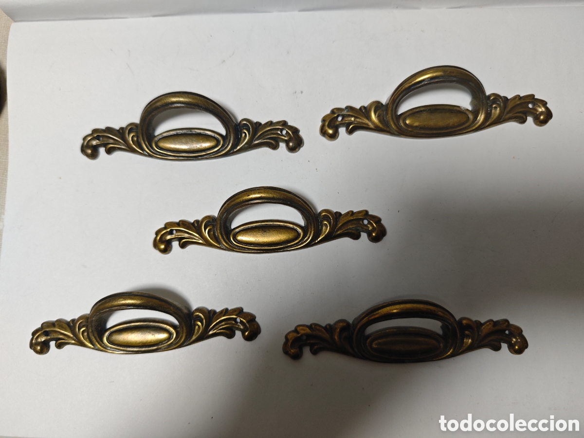 Antig&uuml;edades: Cinco tiradores antiguos hechos en bronce o laton