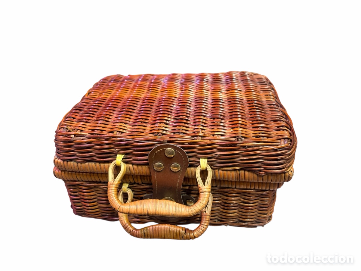 Antig&uuml;edades: Vestida de picnic con juego de t&eacute; infantil