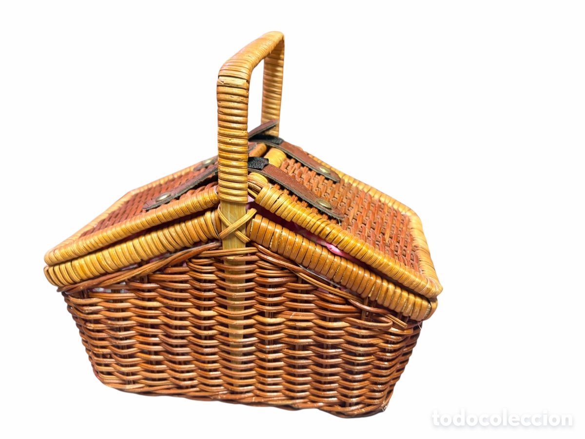 Antig&uuml;edades: Vestida de picnic con juego de te infantil