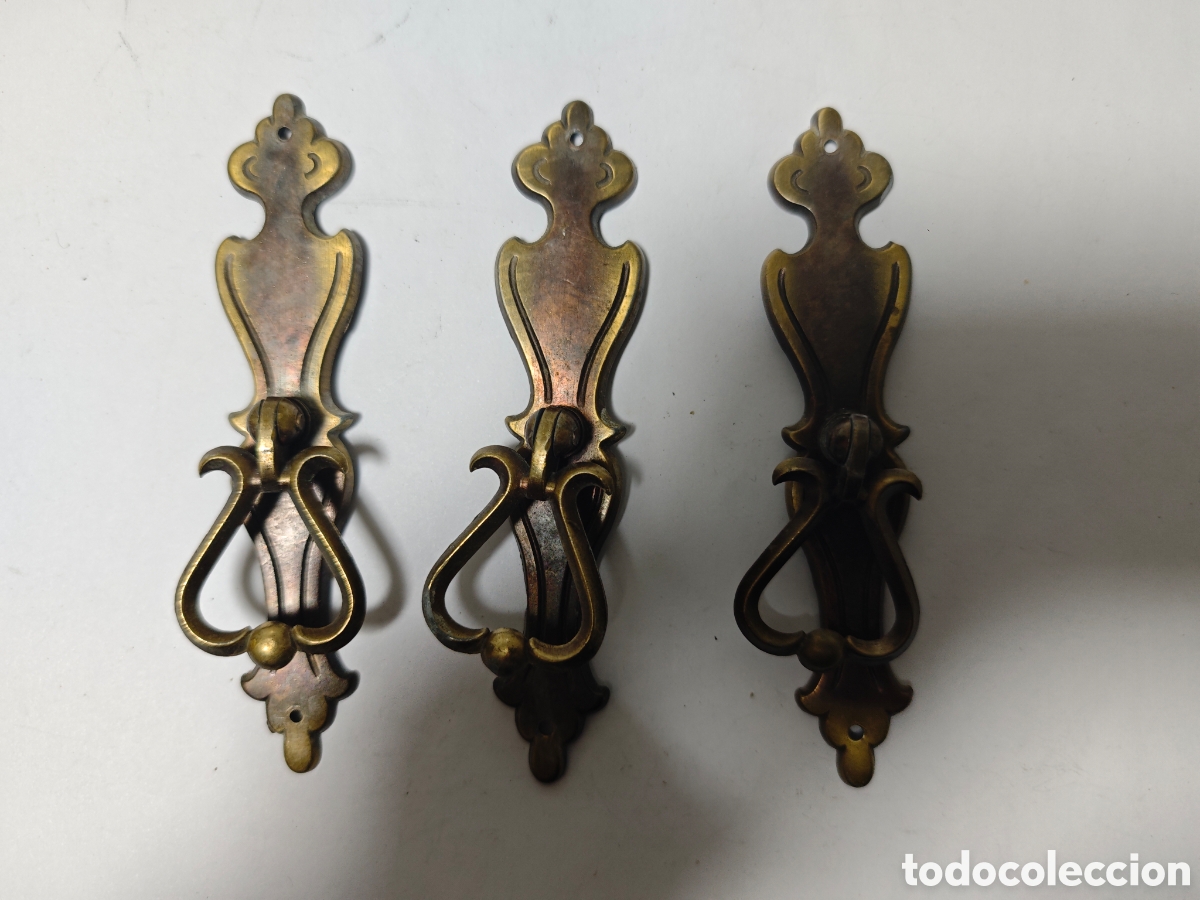 Antig&uuml;edades: 3 tiradores antiguos hechos en bronce o lat&oacute;n