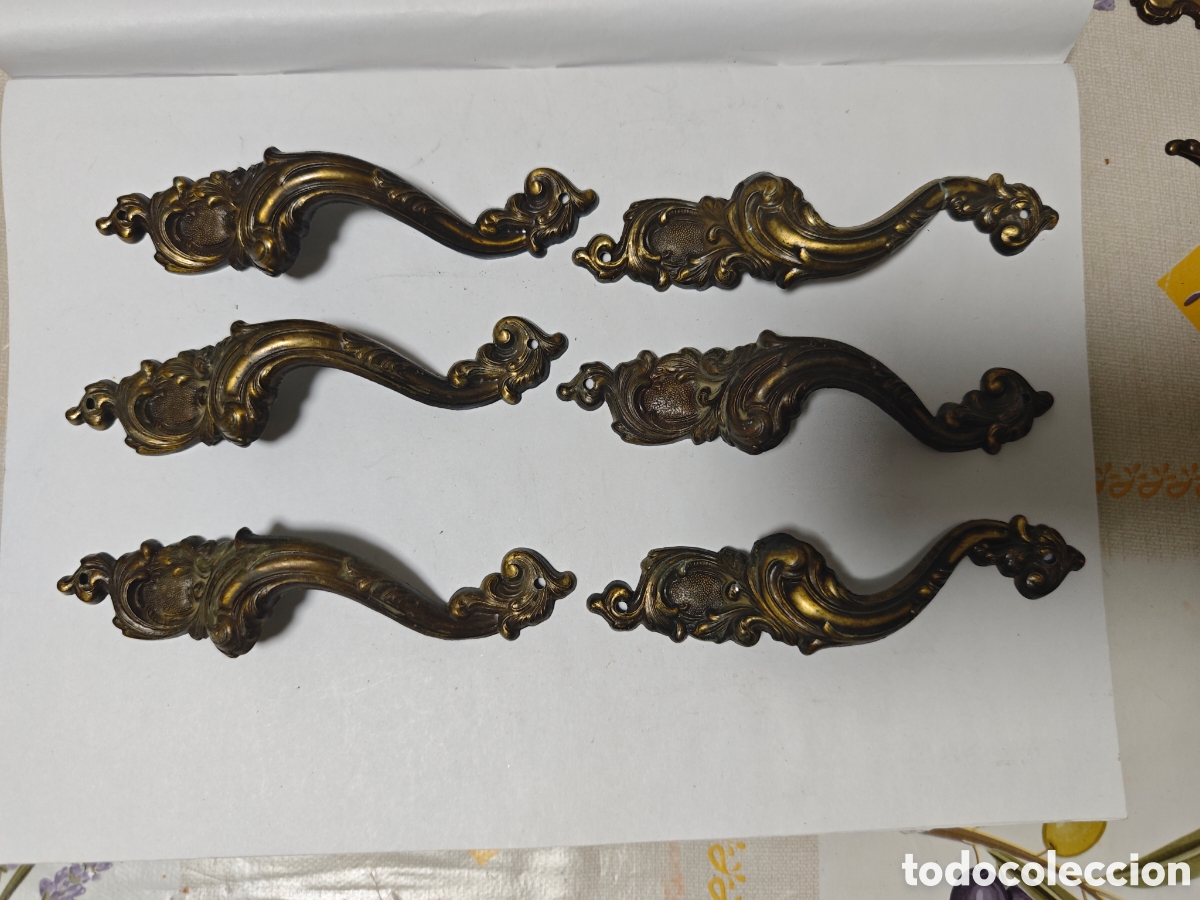 Antig&uuml;edades: Seis tiradores antiguos hechos en bronce o lat&oacute;n