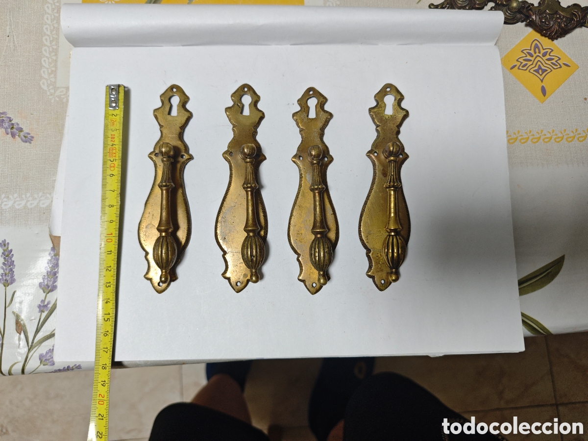 Antig&uuml;edades: 4 tiradores antiguos hechos en bronce o lat&oacute;n