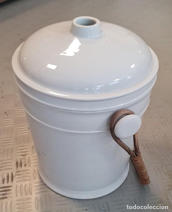 Antig&uuml;edades: Cubo con tapa Loza blanca sello 40 (ca. 1899&ndash;1900)