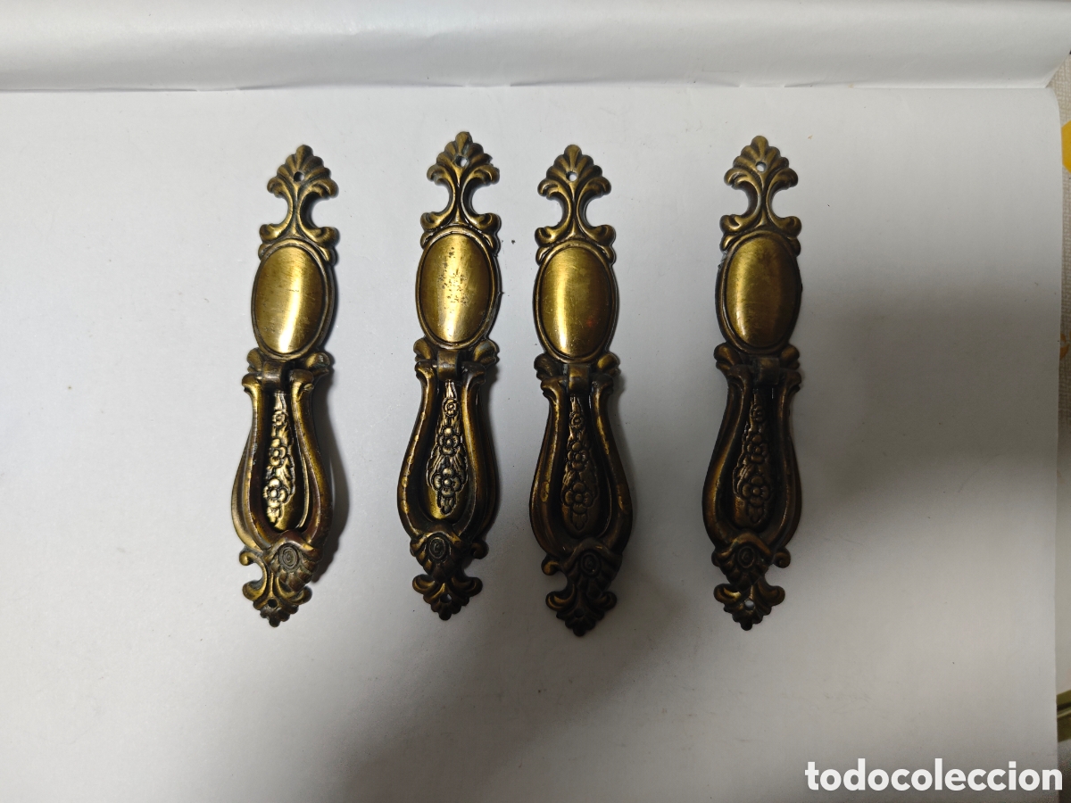 Antig&uuml;edades: 4 tiradores antiguos hechos en bronce o lat&oacute;n