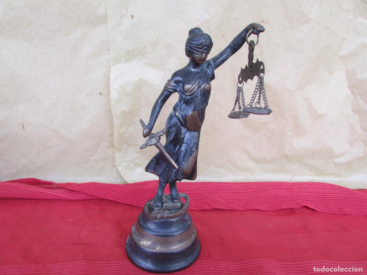 Antig&uuml;edades: Dama ciega de la Justicia. Antigua . Bronce. Con balanza en una mano y espada en la otra