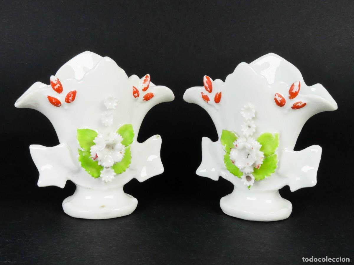 Antig&uuml;edades: Pareja de jarrones Isabelinos en porcelana con motivos florales pintado a mano siglo XIX