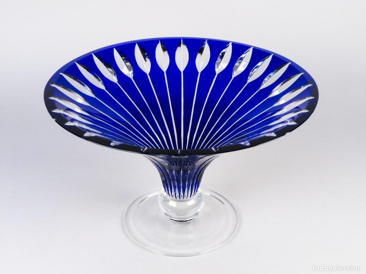 Antig&uuml;edades: Jarr&oacute;n centro de mesa cristal tallado con capa azul de bohemia siglo XX