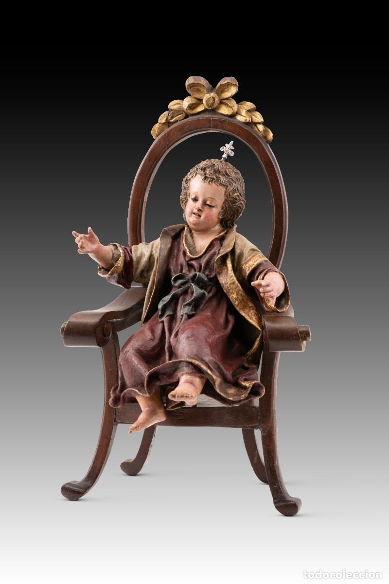 Antig&uuml;edades: Ni&ntilde;o Jes&uacute;s entronizado. Madera, terracota, tela. Escuela espa&ntilde;ola, siglo XVIII y posterior (silla).