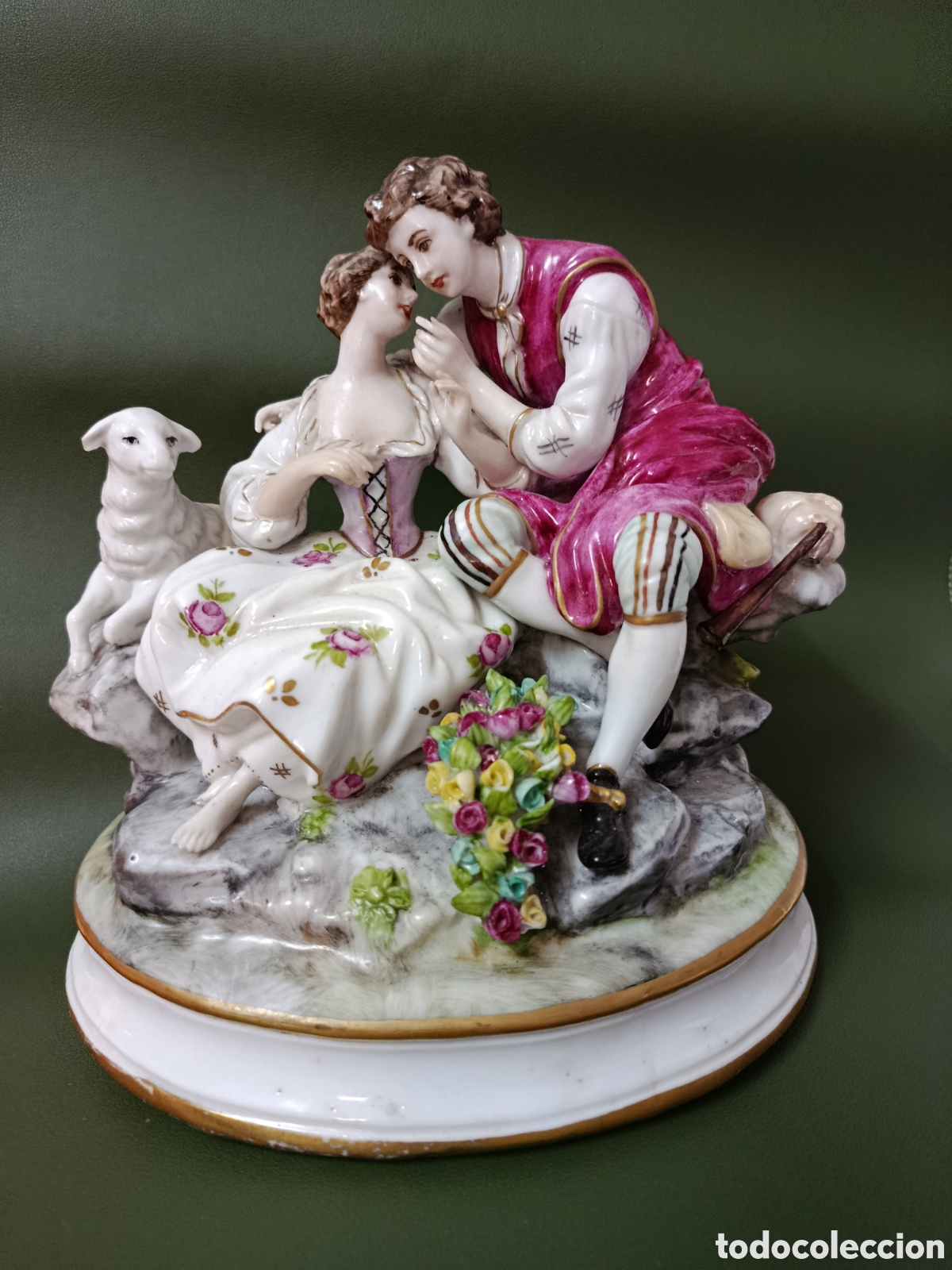 Antig&uuml;edades: Figura en porcelana esmaltada . Escena galante pastoril. Alemania, S. XIX.
