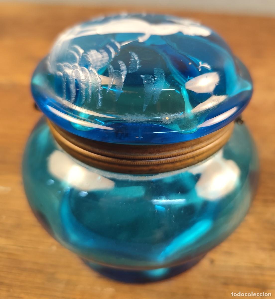 Antig&uuml;edades: Tarro de cristal azul con decoraci&oacute;n en relieve principios siglo XX