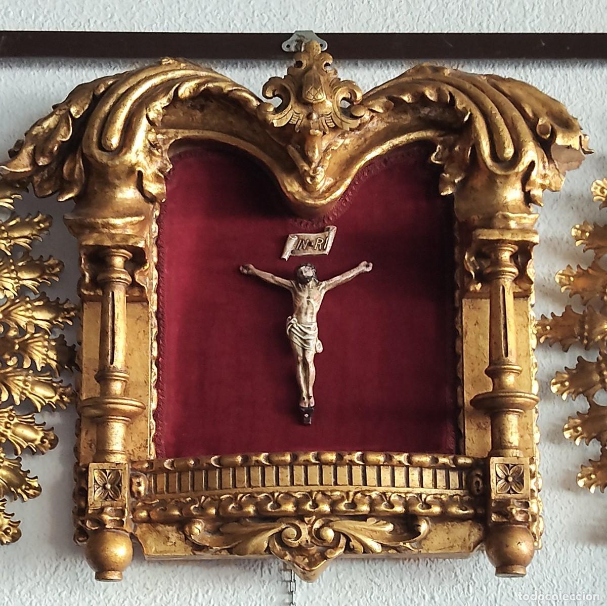 Antig&uuml;edades: Antiguo retablo de madera tallado y dorado Con Cristo expirante