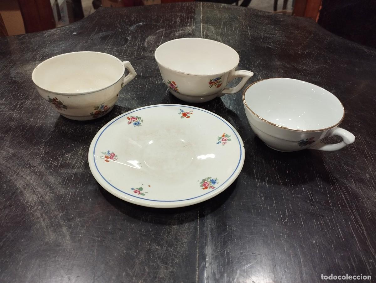 Antig&uuml;edades: LOTE DE TRES TAZAS Y UN PLATO DE CAF&Eacute; DE PORCELANA