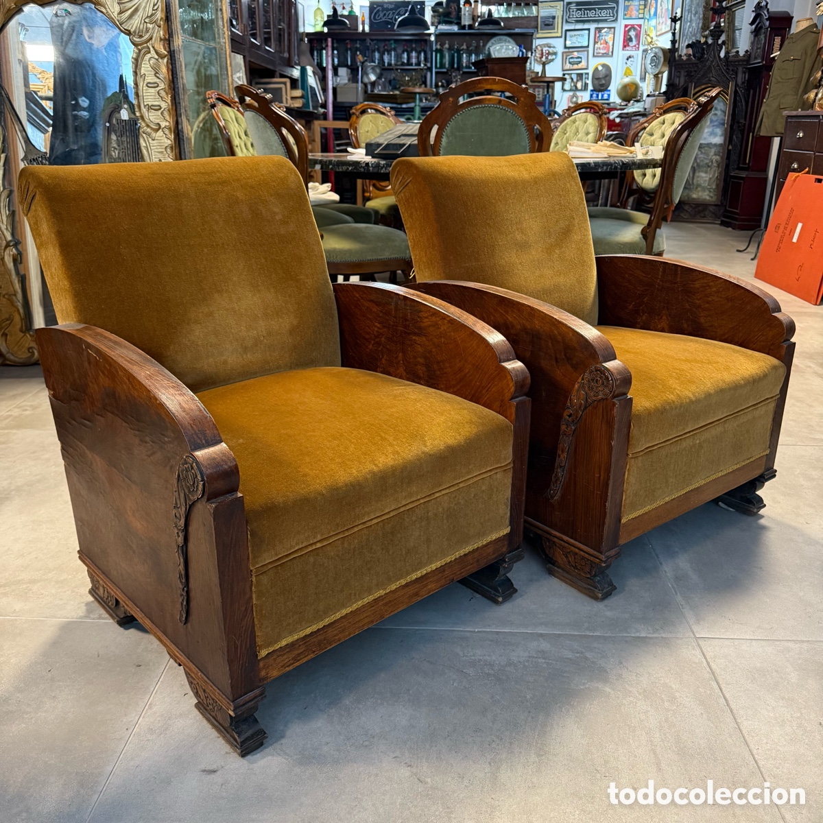 Antig&uuml;edades: Pareja de butacas Art Deco en terciopelo dorado y madera