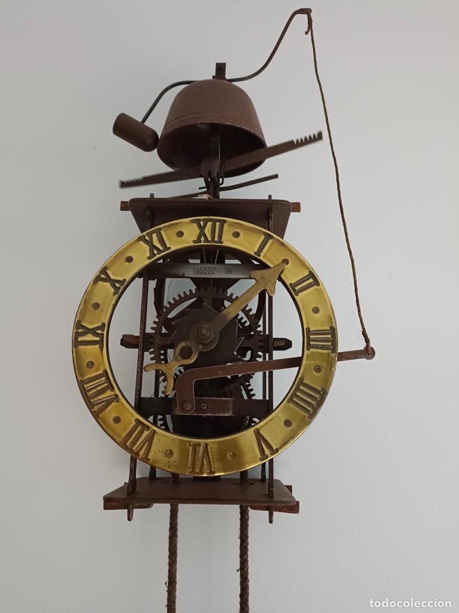 Antig&uuml;edades: Reloj Medieval G&oacute;tico de Pared &ndash; ARDAVIN ESPA&Ntilde;A &ndash; Mecanismo Visible &ndash; Esfera Lat&oacute;n &ndash; Pesas