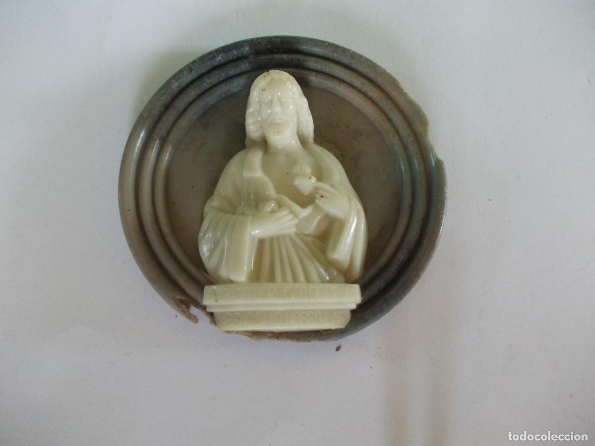 Antig&uuml;edades: Relieve Sagrado Coraz&oacute;n de Jes&uacute;s figura antigua resina marfilada base circular Portugal devocional