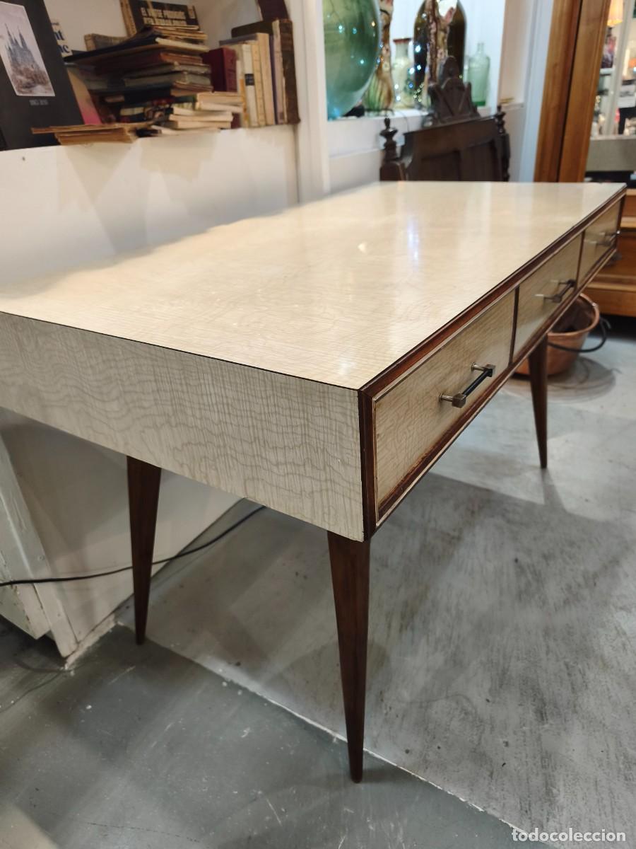 Antig&uuml;edades: Mesa de madera estilo italiano a&ntilde;os 50 's. Formica. Ideal decoraci&oacute;n vintage.