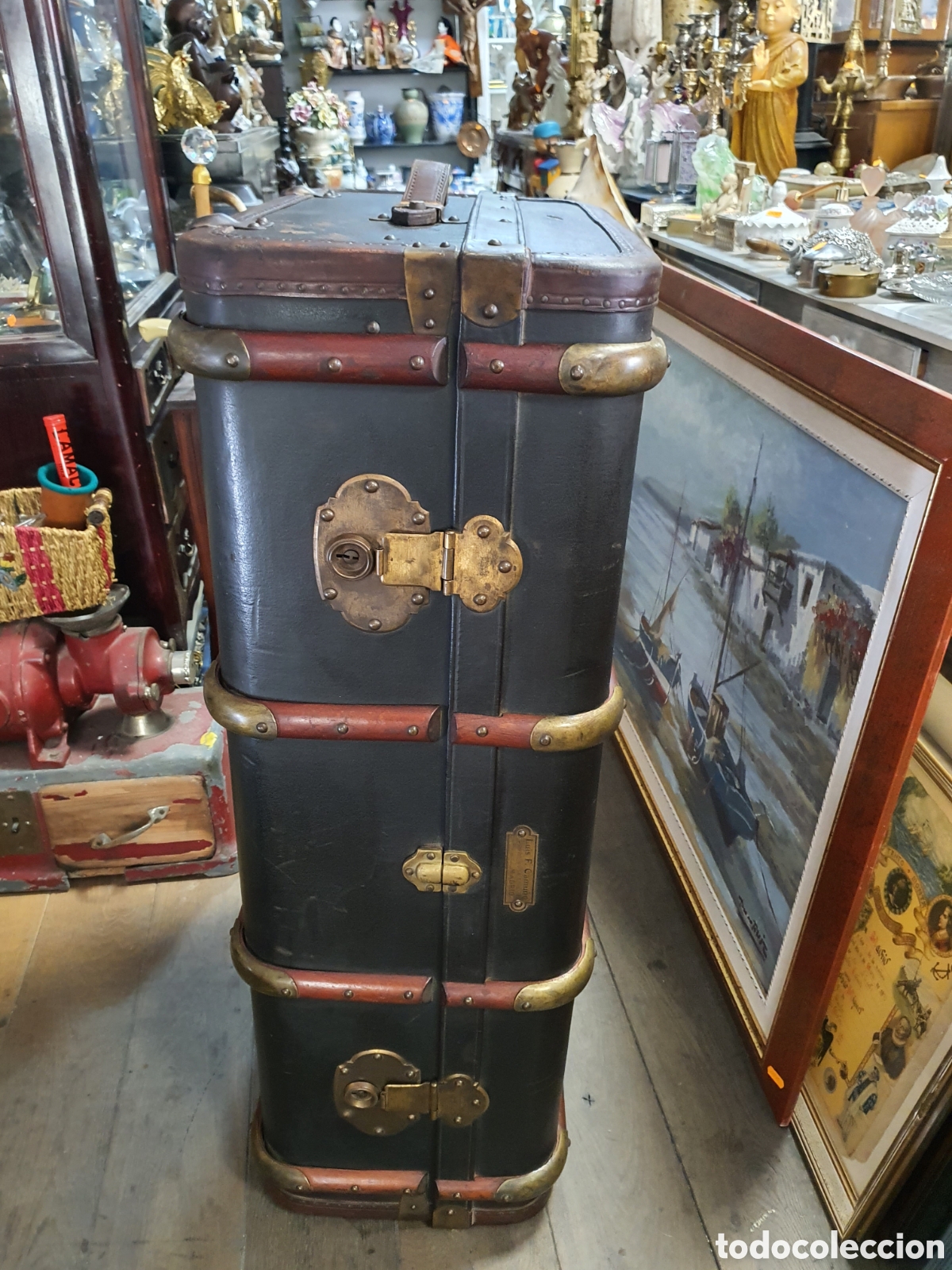 Antig&uuml;edades: Vaul de madera furado en pel en perfecto estado con se&ntilde;ales de uso