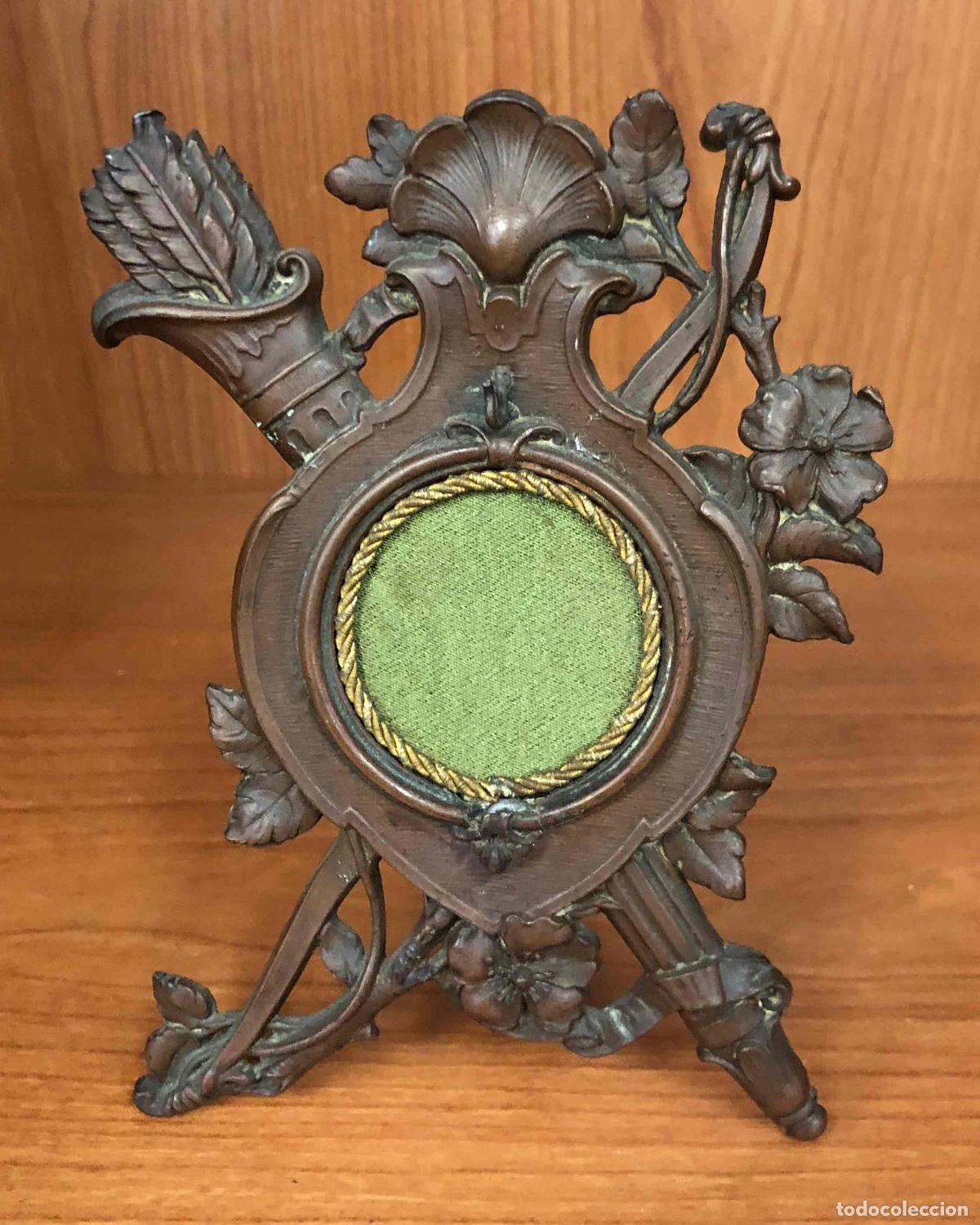 Antig&uuml;edades: ELEGANTE PORTA-RELOJ/OBJETO, DE SOBREMESA EN METAL FUNDIDO CON PATINA OSCURA. ART NOVEAU