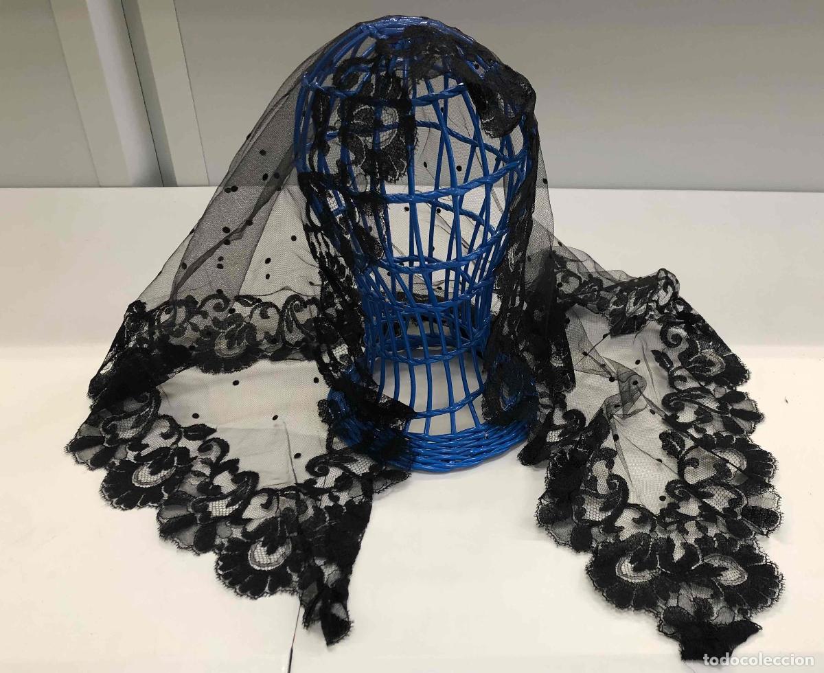 Antig&uuml;edades: MANTILLA NEGRA DE ENCAJE BORDADO EN TUL. FINALES SIGLO XIX-PRINCIPIOS XX