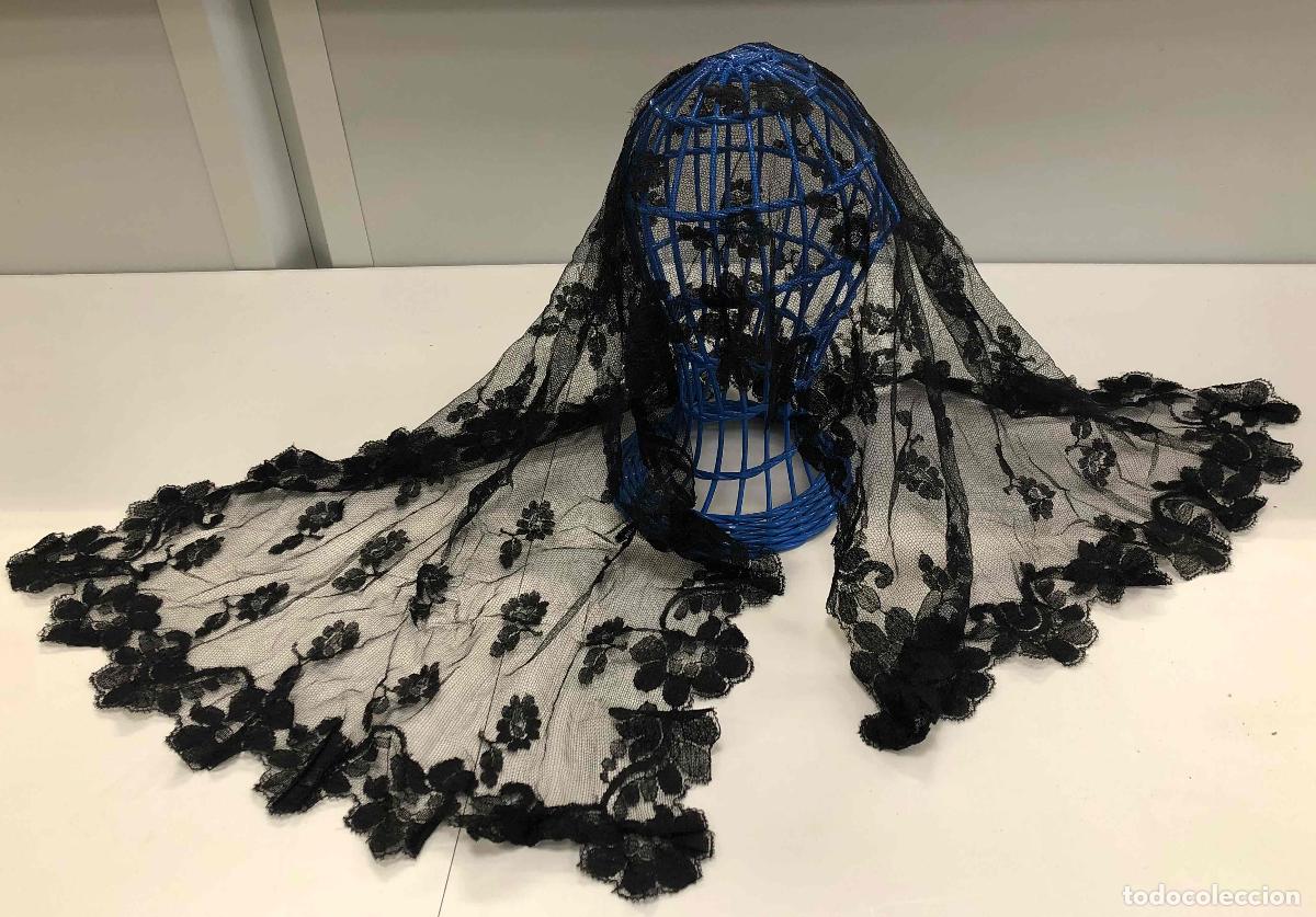 Antig&uuml;edades: MANTILLA NEGRA DE ENCAJE BORDADO EN TUL. RECTANGULAR. FINALES SIGLO XIX-PRINCIPIOS XX