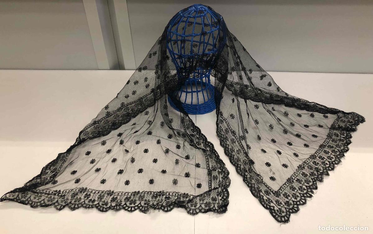 Antig&uuml;edades: MANTILLA NEGRA DE ENCAJE BORDADO EN TUL. RECTANGULAR. FINALES SIGLO XIX-PRINCIPIOS XX