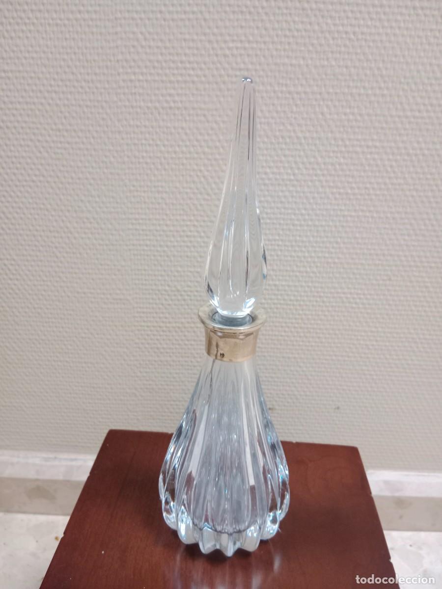 Antig&uuml;edades: PEQUE&Ntilde;A Y RARA LICORERA ESTILIZADA DE CRISTAL TALLADO BACCARAT - EMBOCADURA EN PLATA DE LEY