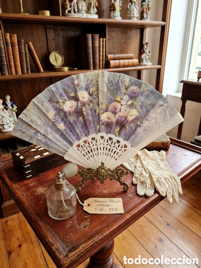 Antig&uuml;edades: Abanico floral calado del siglo XX presenta un dise&ntilde;o vintage con varillas blancas caladas y tela