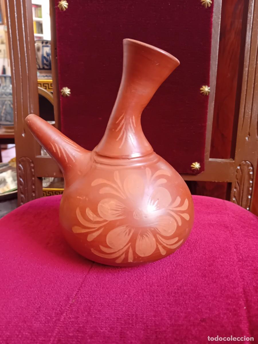 Antig&uuml;edades: Botijo de barro cocido con decoraci&oacute;n de flor d&eacute;cada de los 70