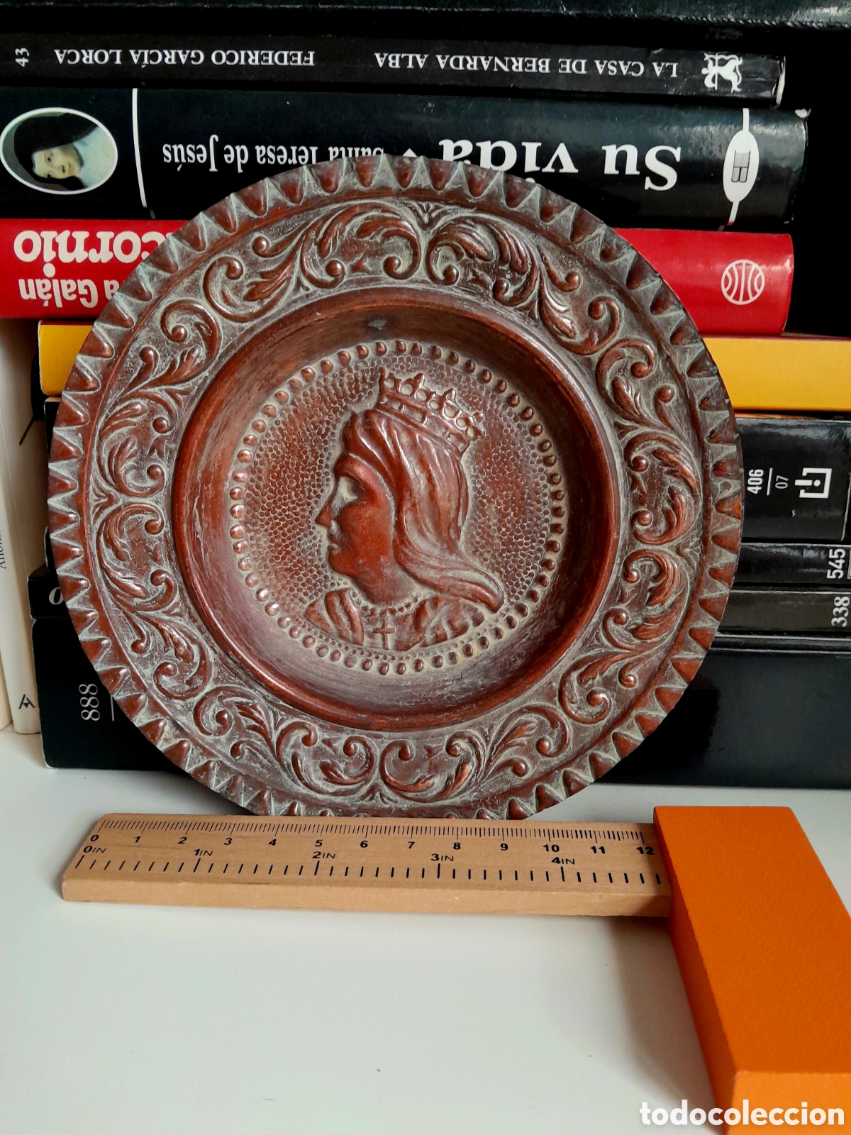 Antig&uuml;edades: Platos de lat&oacute;n ISABEL y FERNANDO - Foto 2