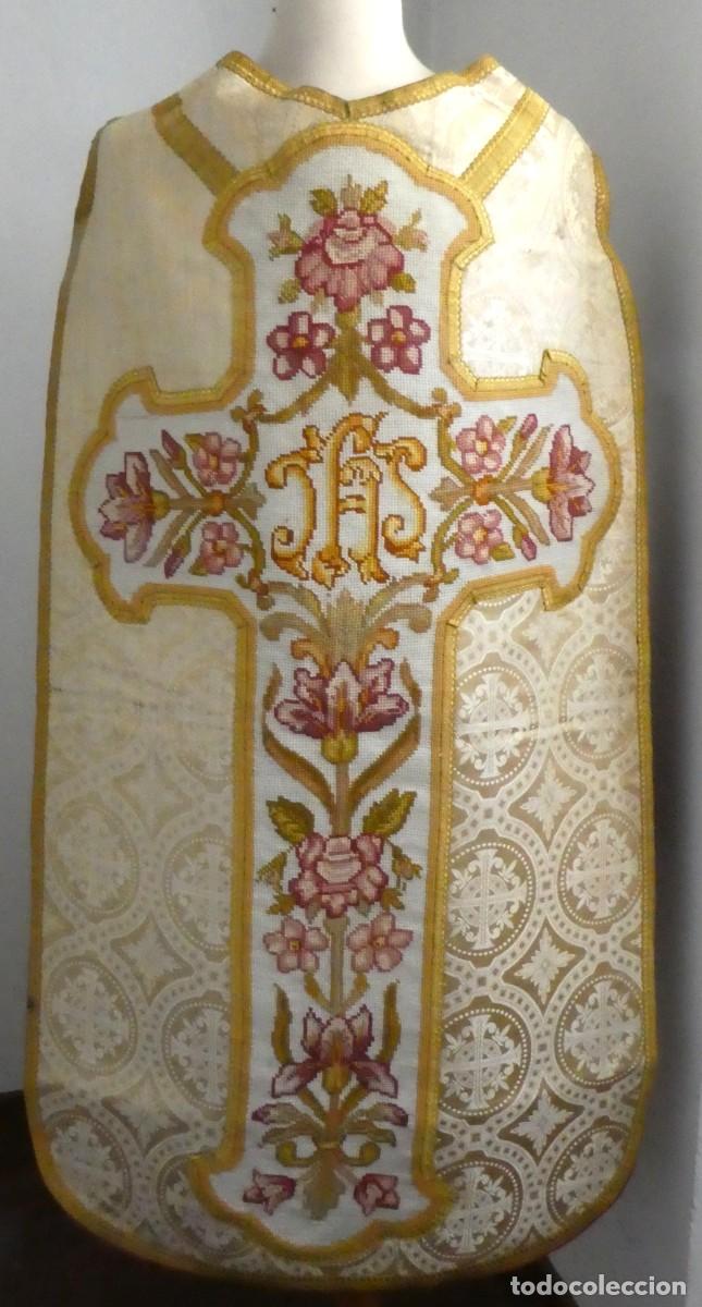 Antig&uuml;edades: ANTIGUA CASULLA DE ENCAJE MET&Aacute;LICO ORO Y ENCAJE PETIT POINT PPIO.S.XX