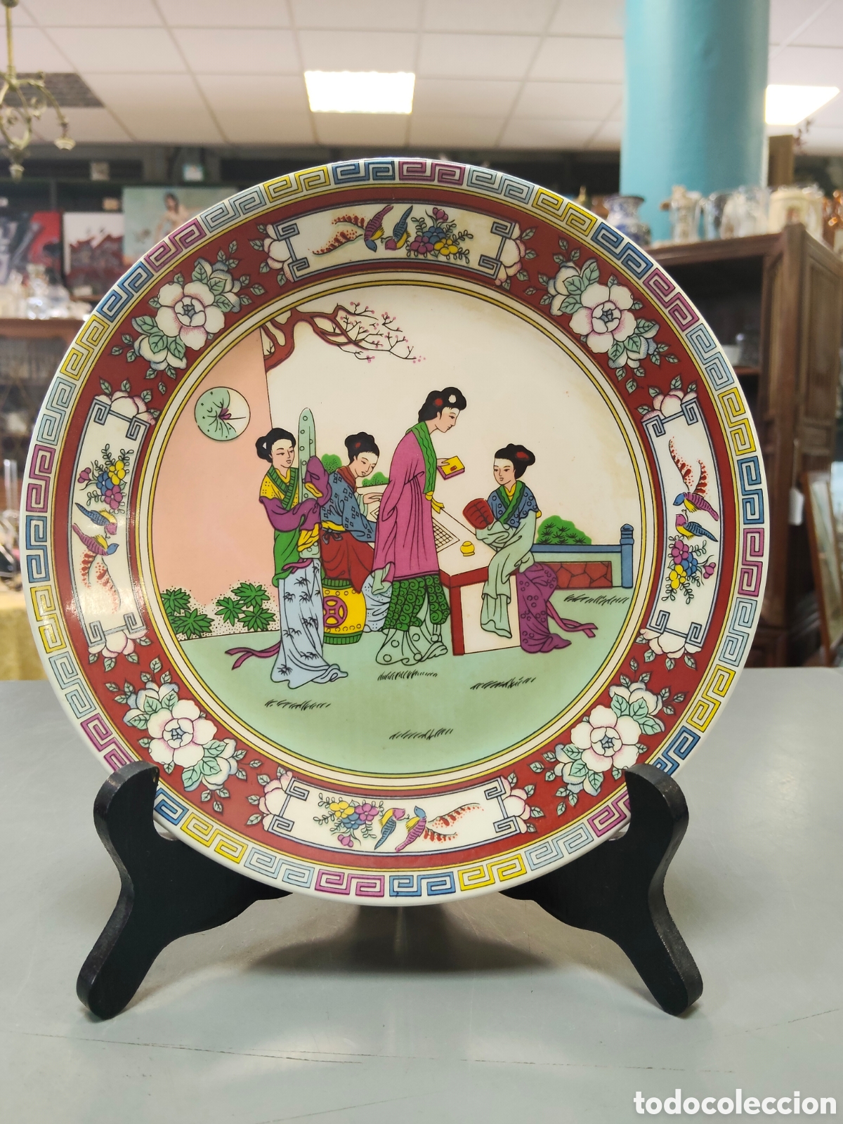 Antig&uuml;edades: Plato decorativo de porcelana de estilo asi&aacute;tico que presenta una escena tradicional con figuras fem