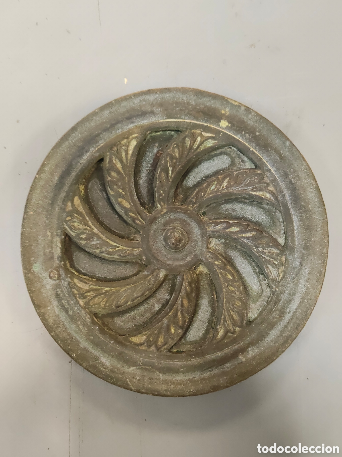 Antig&uuml;edades: Antigua mirilla de puerta hecha de bronce o lat&oacute;n, con un dise&ntilde;o circular ornamental en espiral y mo