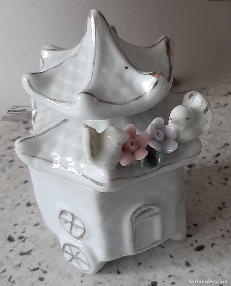 Antig&uuml;edades: Cajita joyero de porcelana con p&aacute;jaros y flores