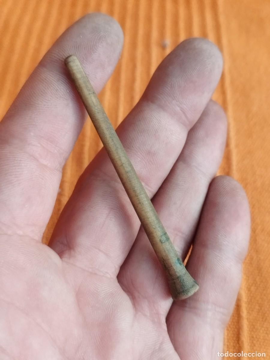 Antig&uuml;edades: Posiblemente huso de hilar antiguo. De madera. A identificar.