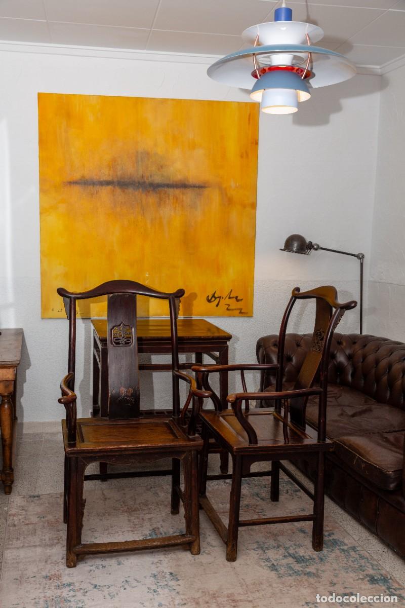 Antig&uuml;edades: Conjunto de mesa y pareja de sillas chinas. Periodo Qing tard&iacute;o (c. 1870).