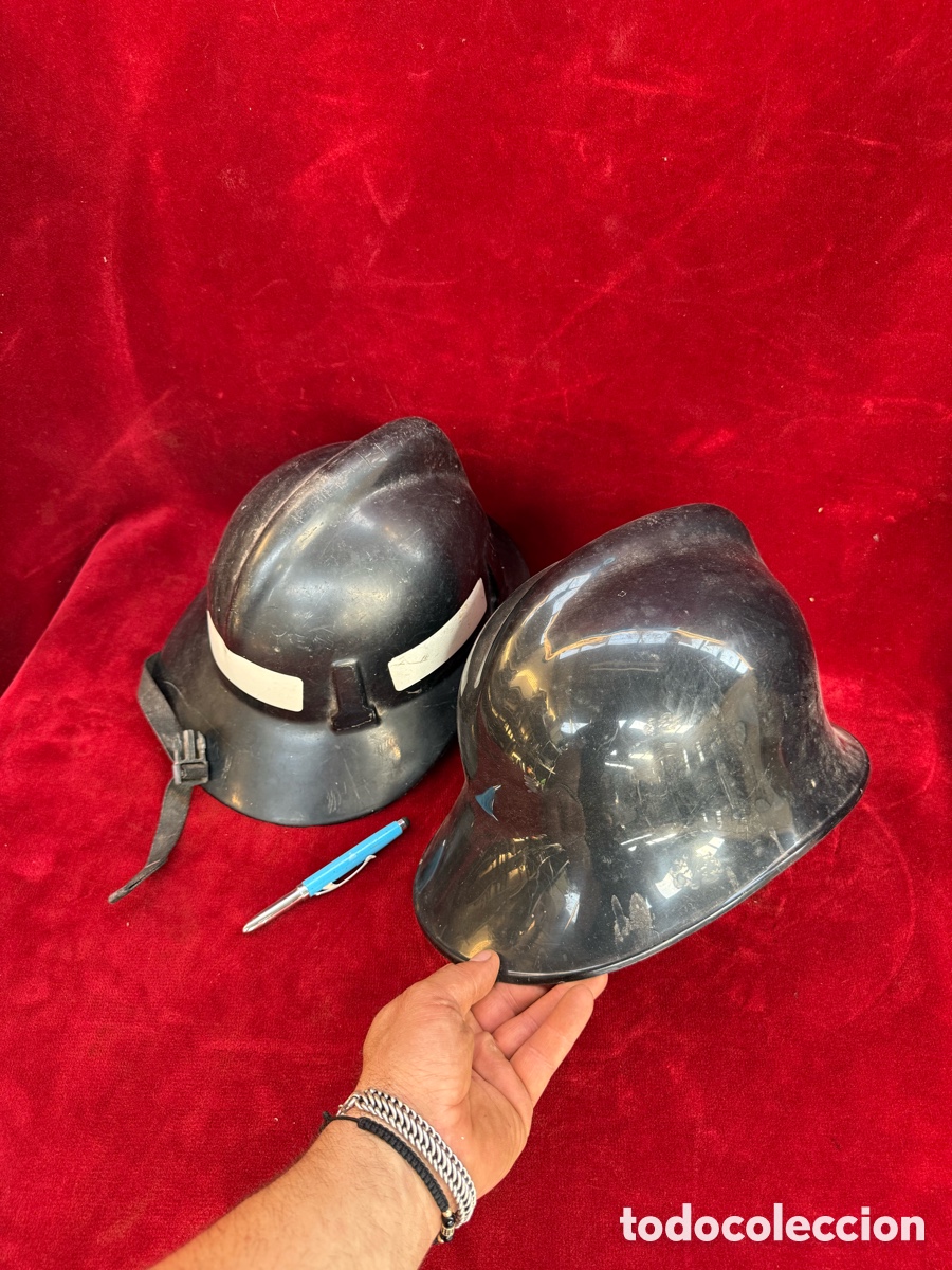 Antig&uuml;edades: Lote de dos cascos clasicos de bomberos!