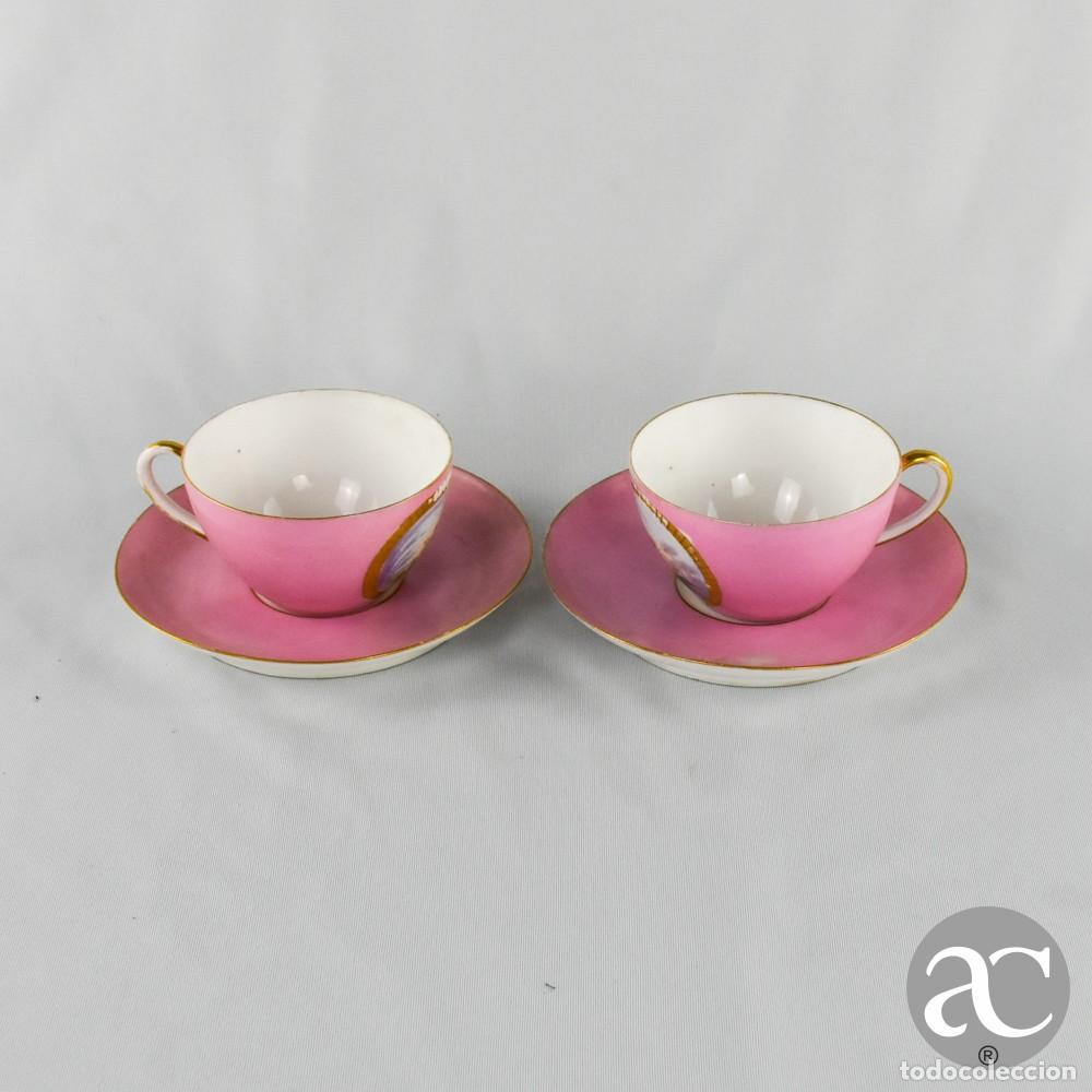 Antig&uuml;edades: Par de ch&aacute;venas de ch&aacute; e pires, porcelana europeia, in&iacute;cio s&eacute;c. XX