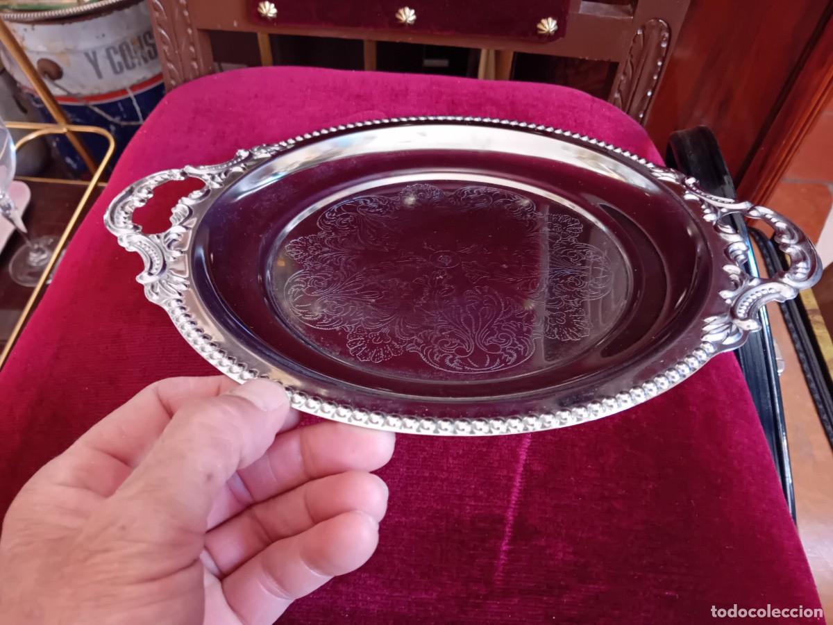 Antig&uuml;edades: Bandeja de metal con dos asas y con decoraci&oacute;n interior